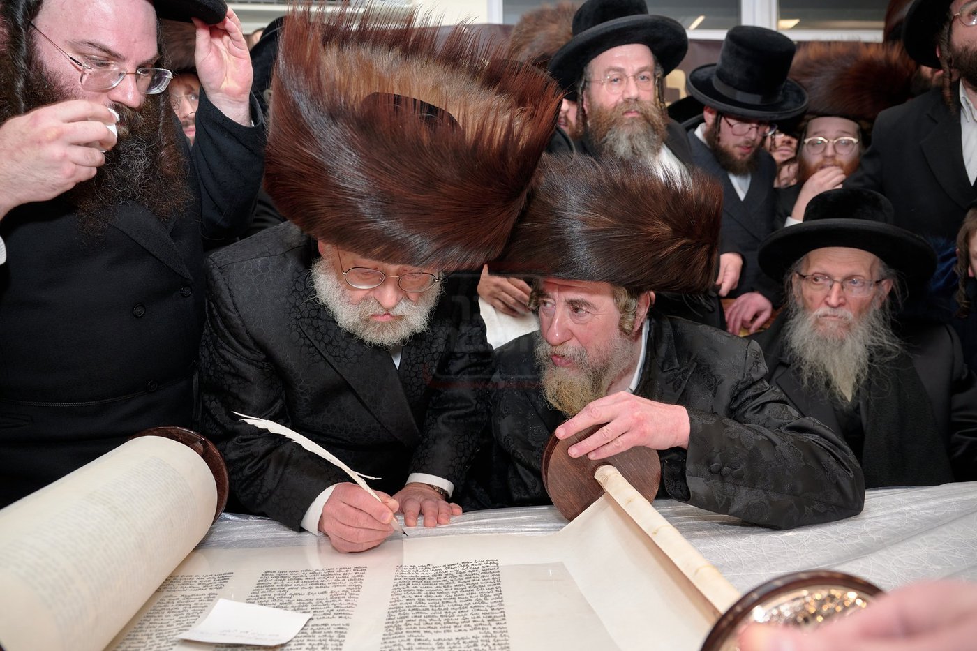 האדמו"ר מרחמסטריווקא בהכנסת ס"ת בלונדון