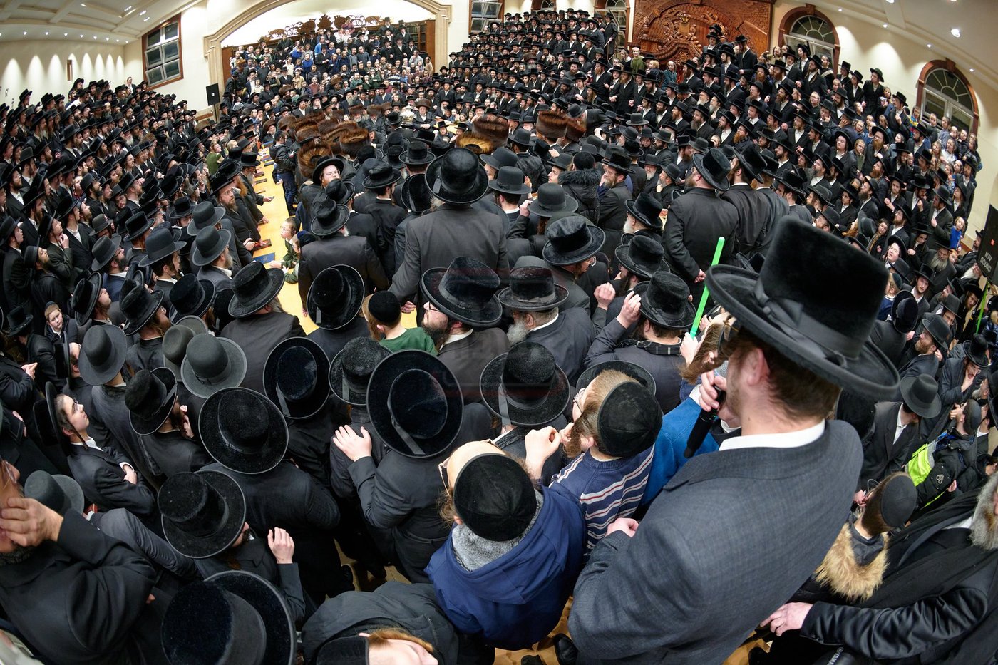 האדמו"ר מרחמסטריווקא בהכנסת ס"ת בלונדון