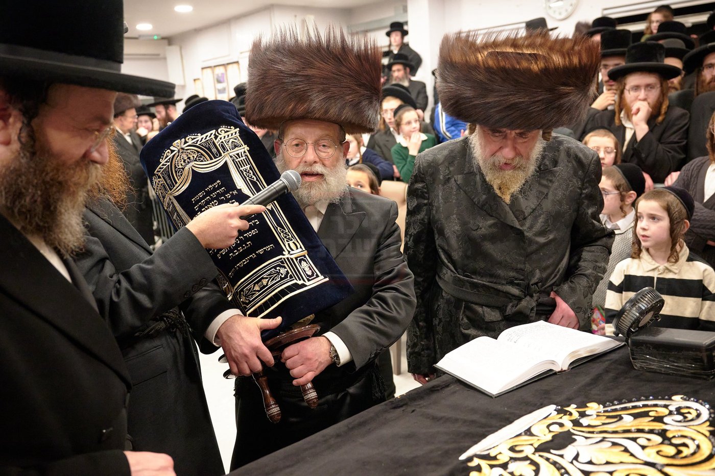 האדמו"ר מרחמסטריווקא בהכנסת ס"ת בלונדון