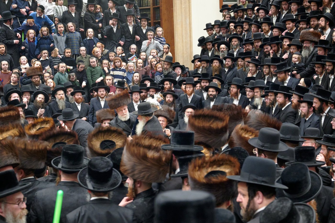 האדמו"ר מרחמסטריווקא בהכנסת ס"ת בלונדון