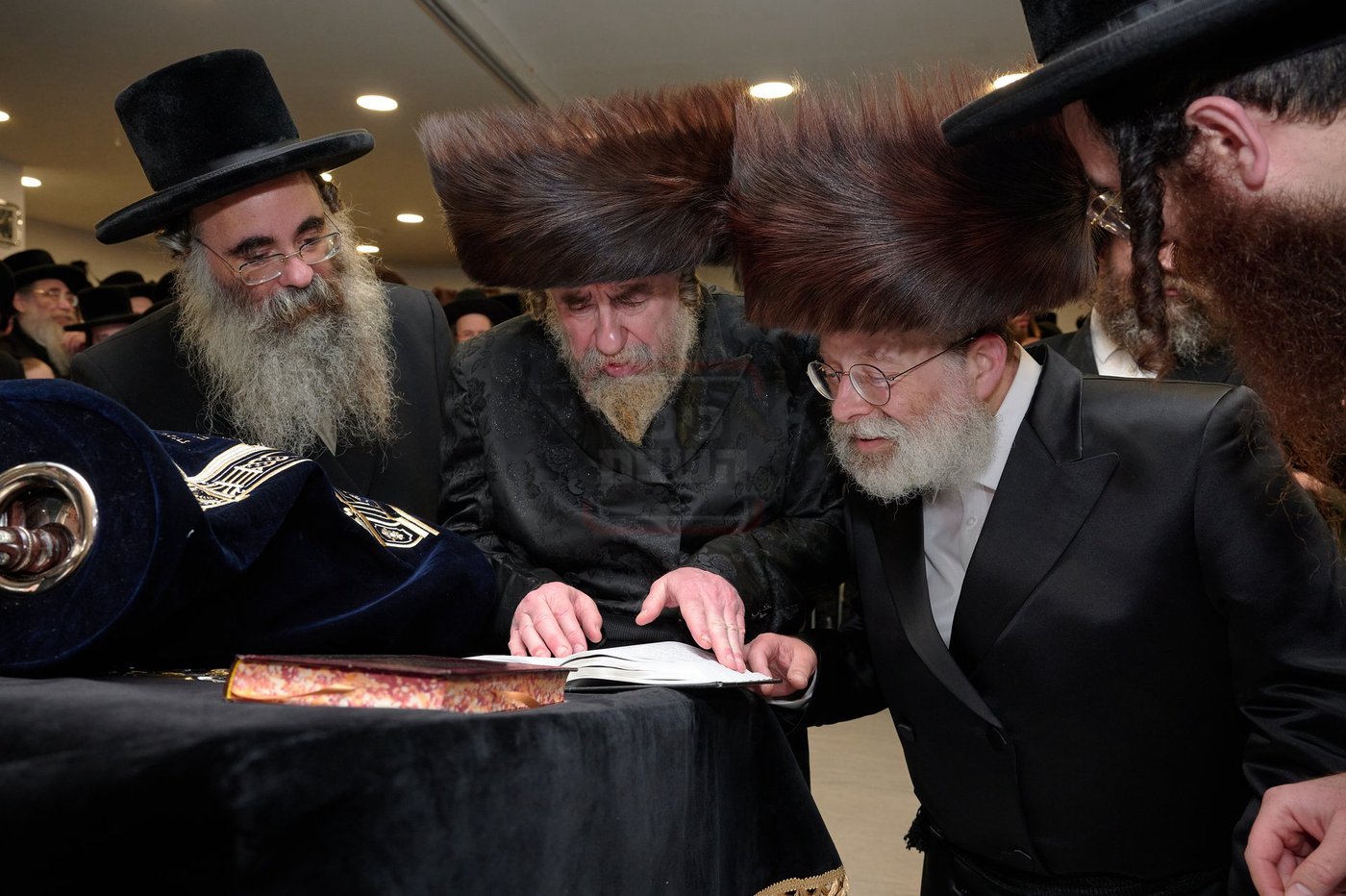 האדמו"ר מרחמסטריווקא בהכנסת ס"ת בלונדון