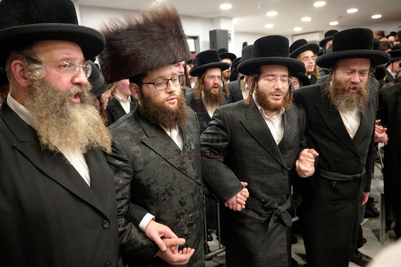 האדמו"ר מרחמסטריווקא בהכנסת ס"ת בלונדון