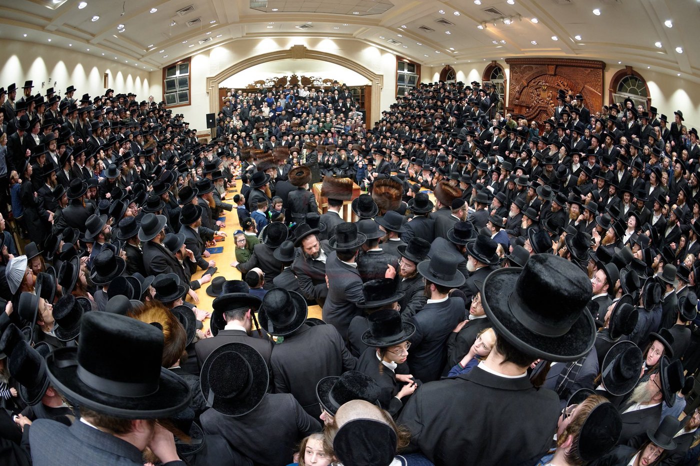 האדמו"ר מרחמסטריווקא בהכנסת ס"ת בלונדון