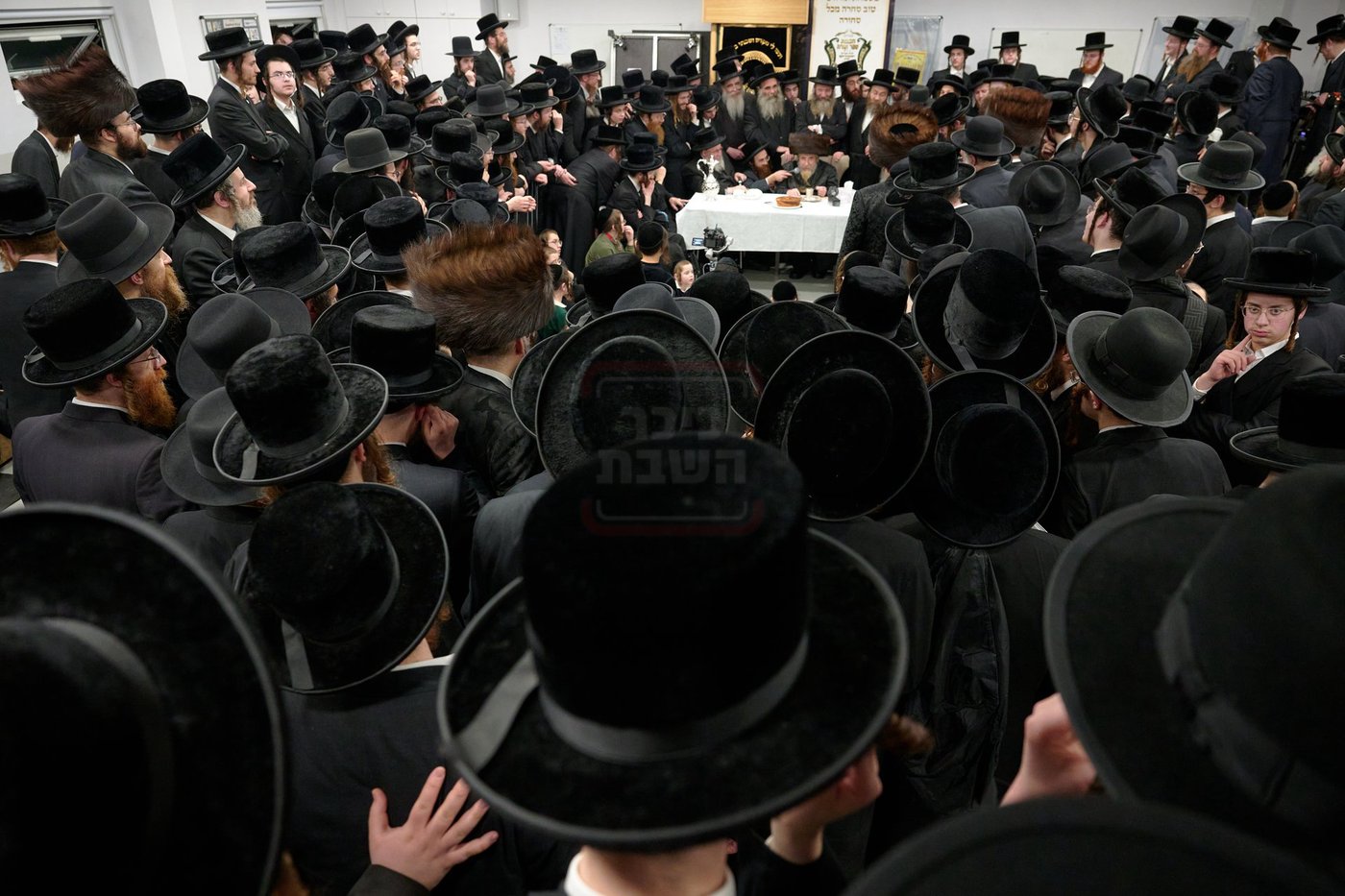 האדמו"ר מרחמסטריווקא בהכנסת ס"ת בלונדון