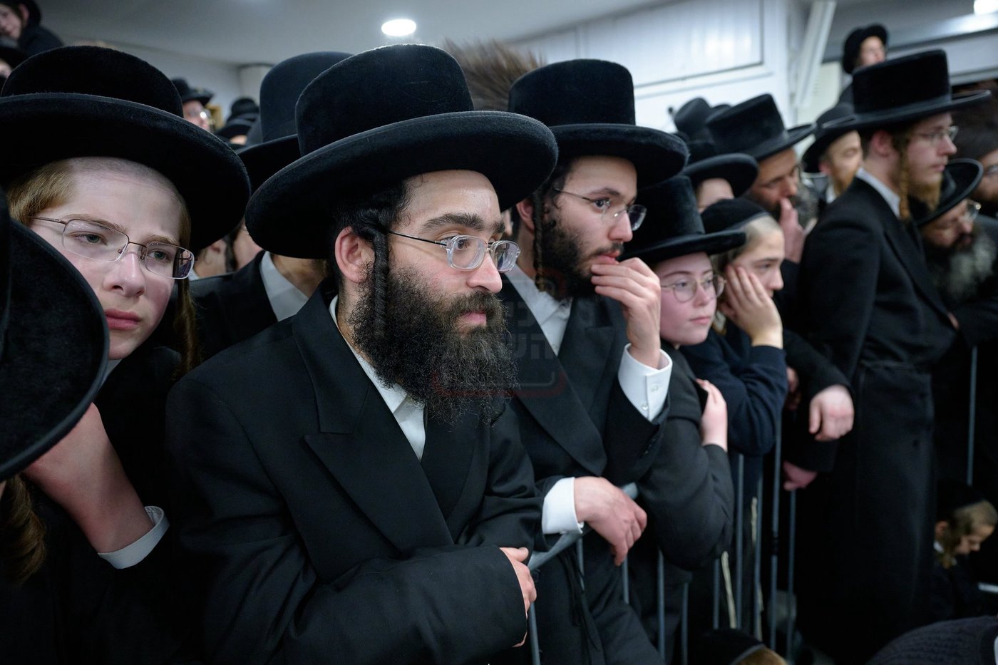 האדמו"ר מרחמסטריווקא בהכנסת ס"ת בלונדון