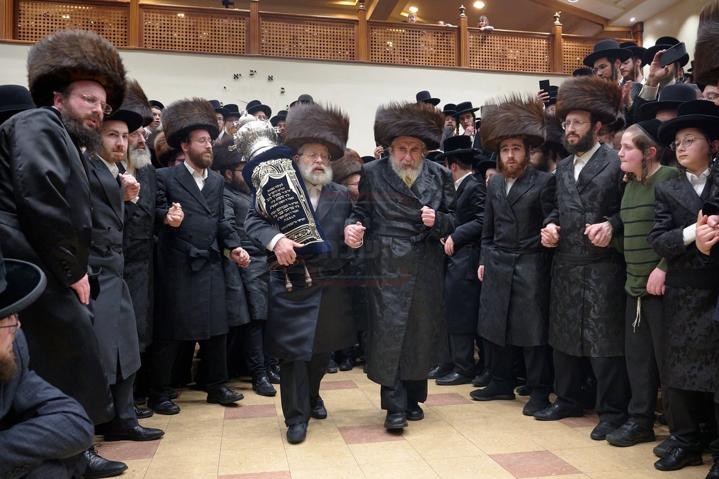 האדמו"ר מרחמסטריווקא בהכנסת ס"ת בלונדון