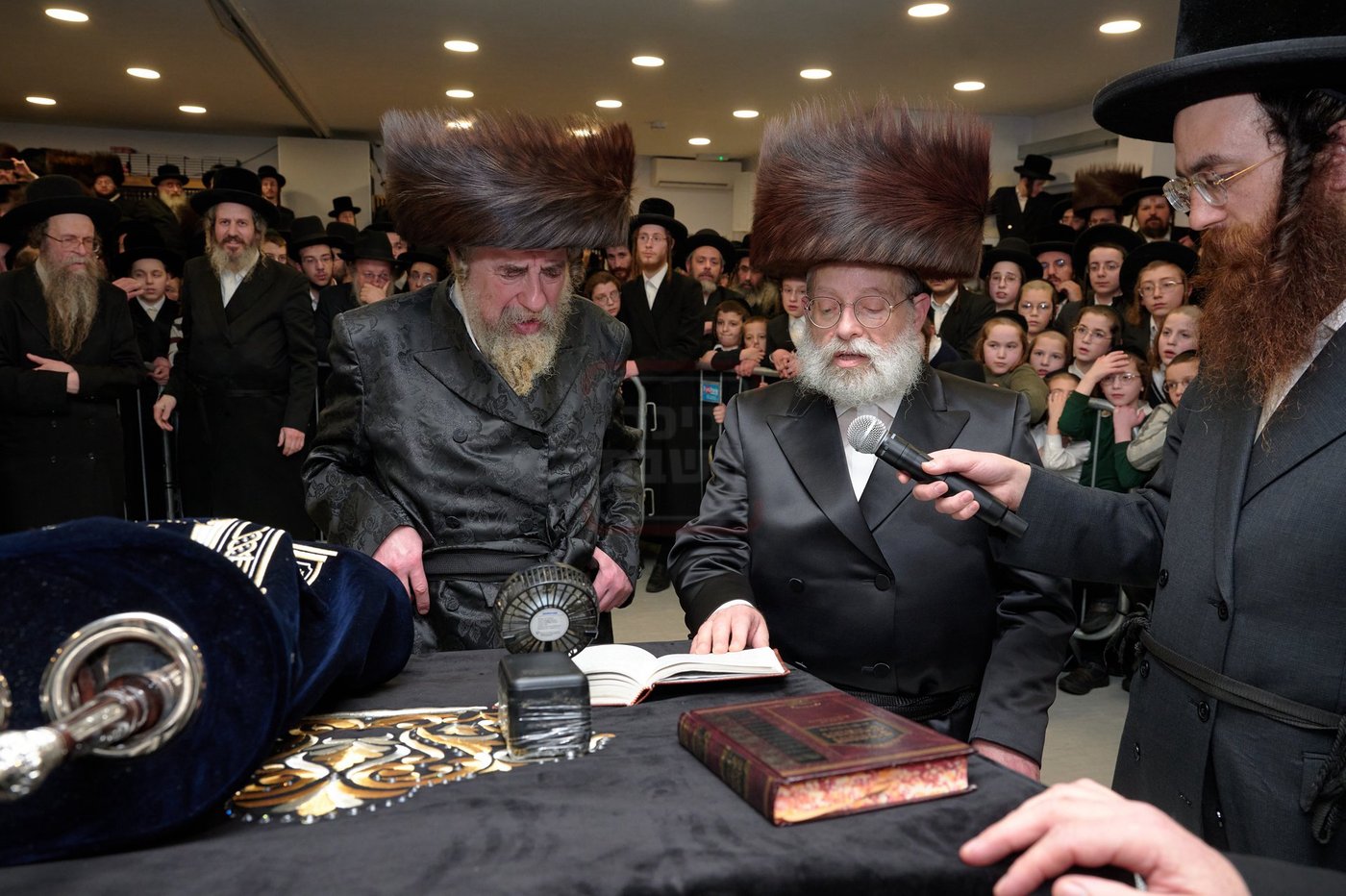 האדמו"ר מרחמסטריווקא בהכנסת ס"ת בלונדון