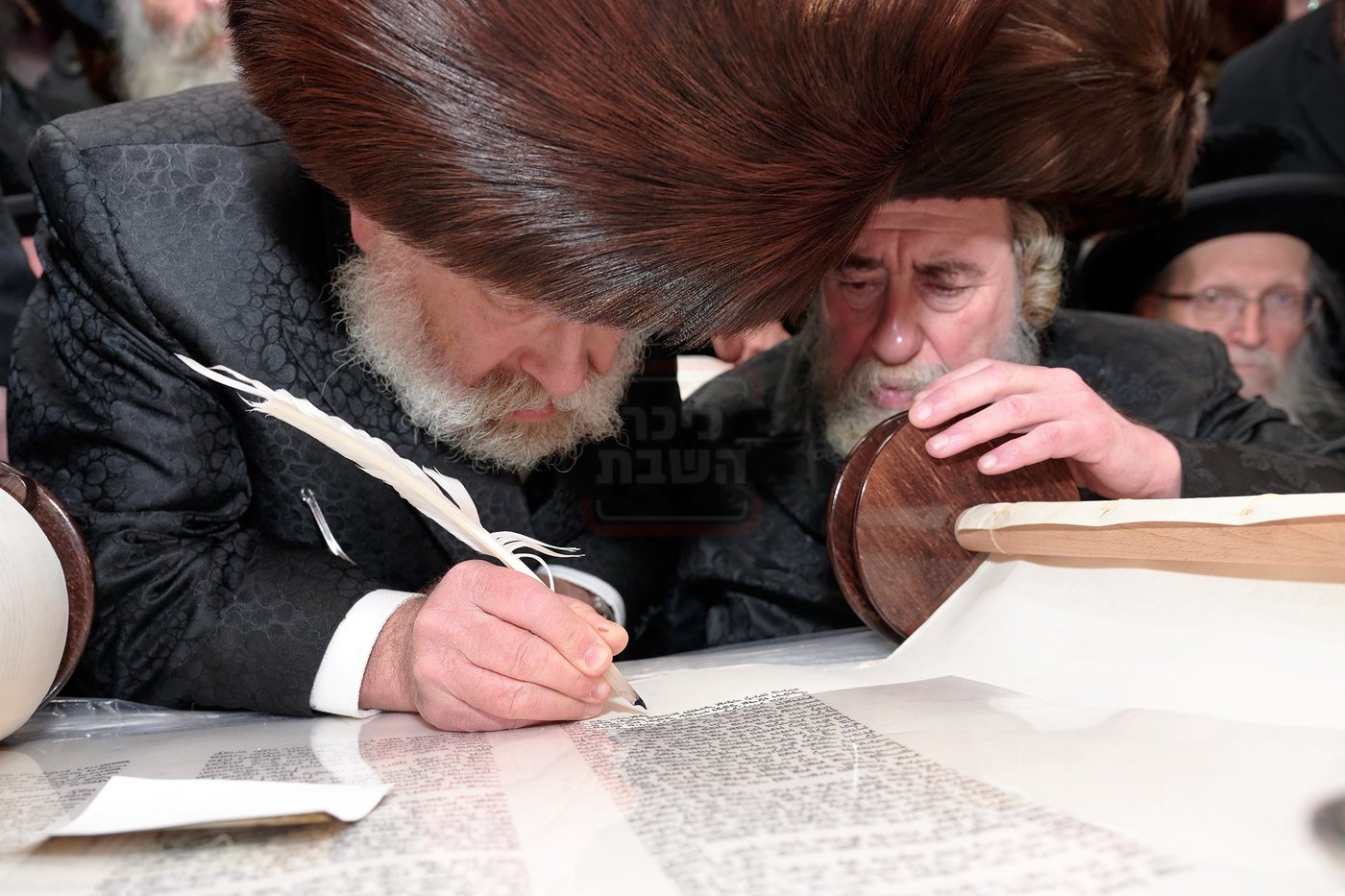 האדמו"ר מרחמסטריווקא בהכנסת ס"ת בלונדון
