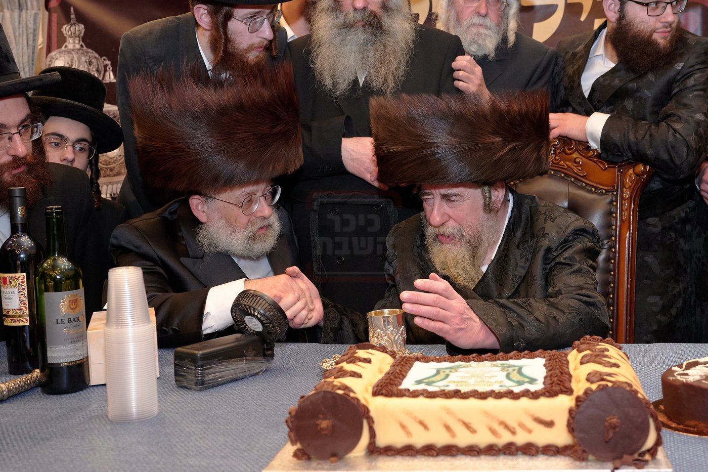 האדמו"ר מרחמסטריווקא בהכנסת ס"ת בלונדון