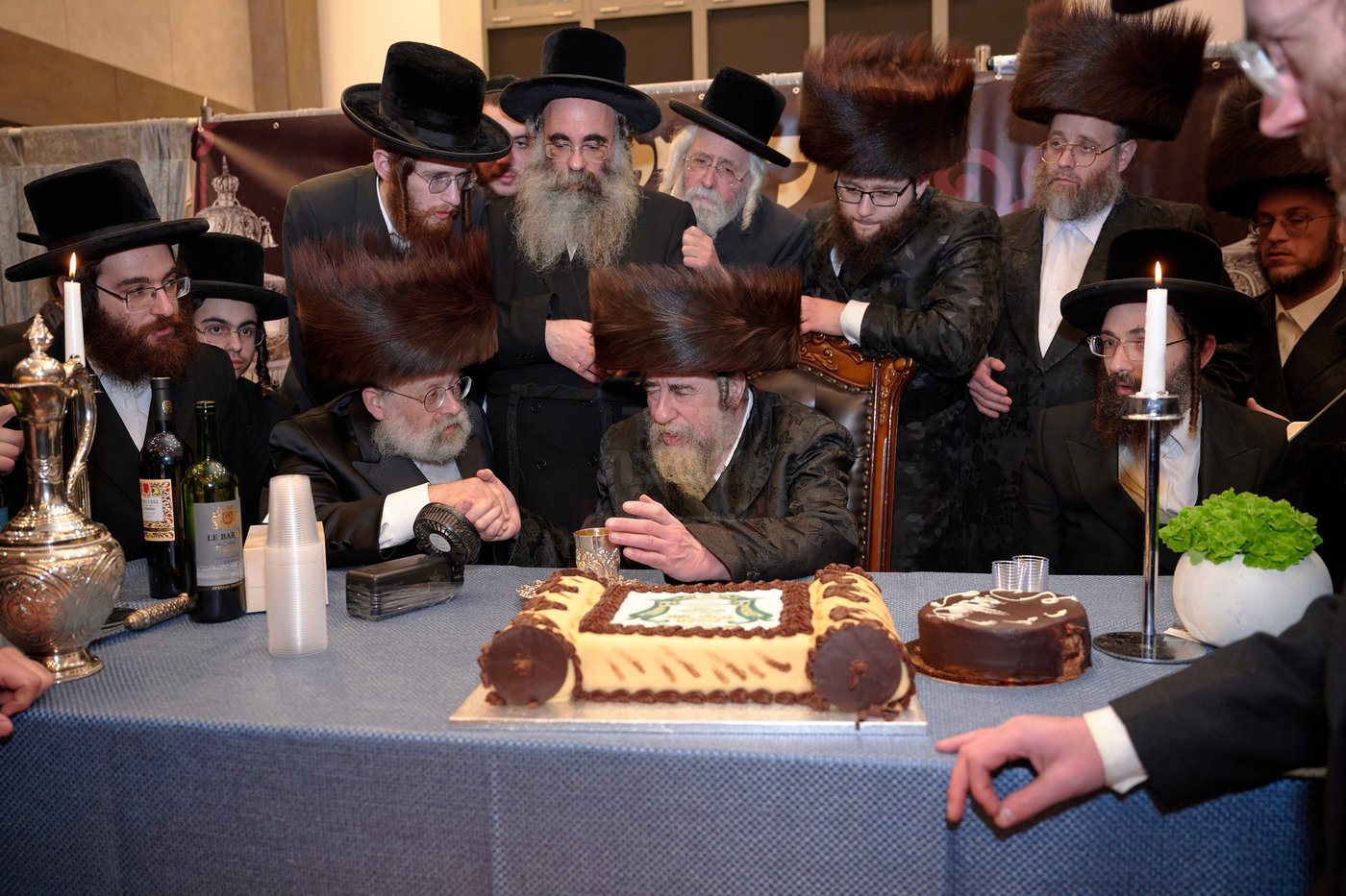 האדמו"ר מרחמסטריווקא בהכנסת ס"ת בלונדון