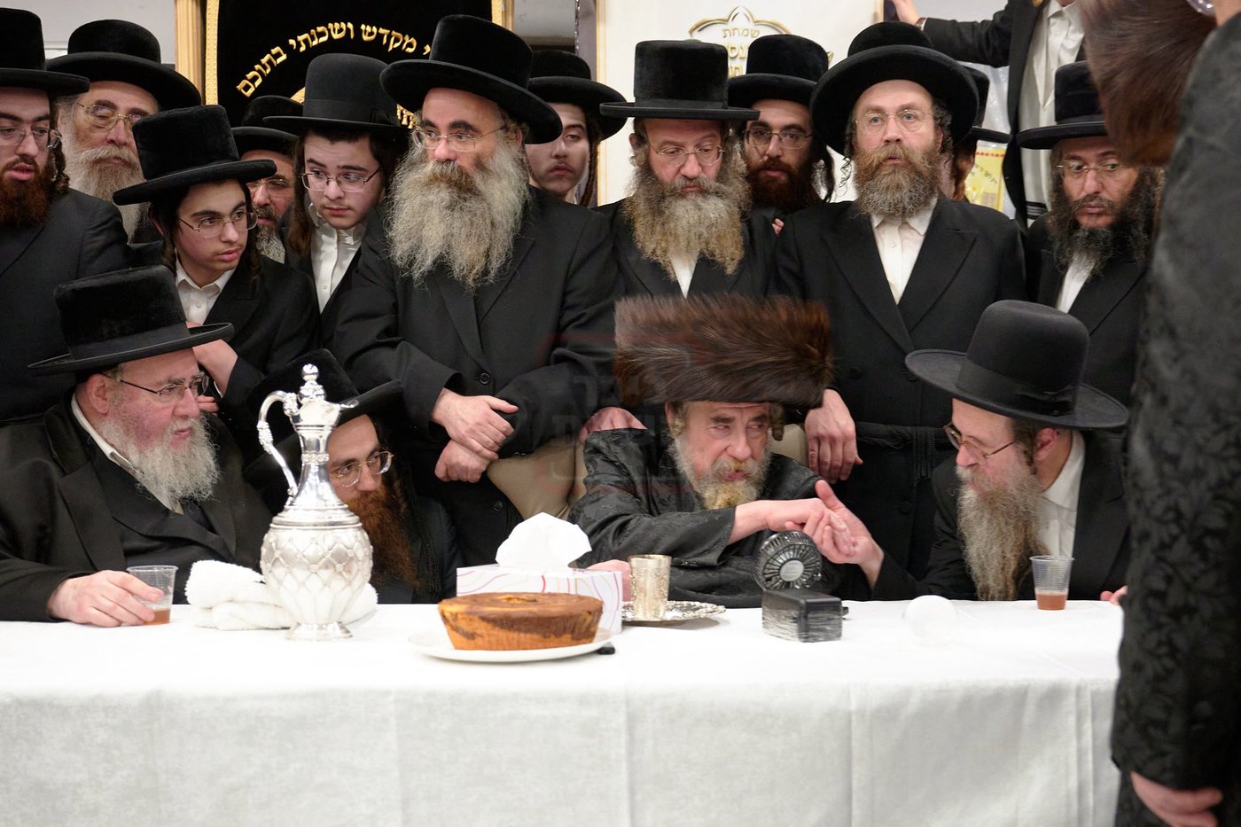 האדמו"ר מרחמסטריווקא בהכנסת ס"ת בלונדון