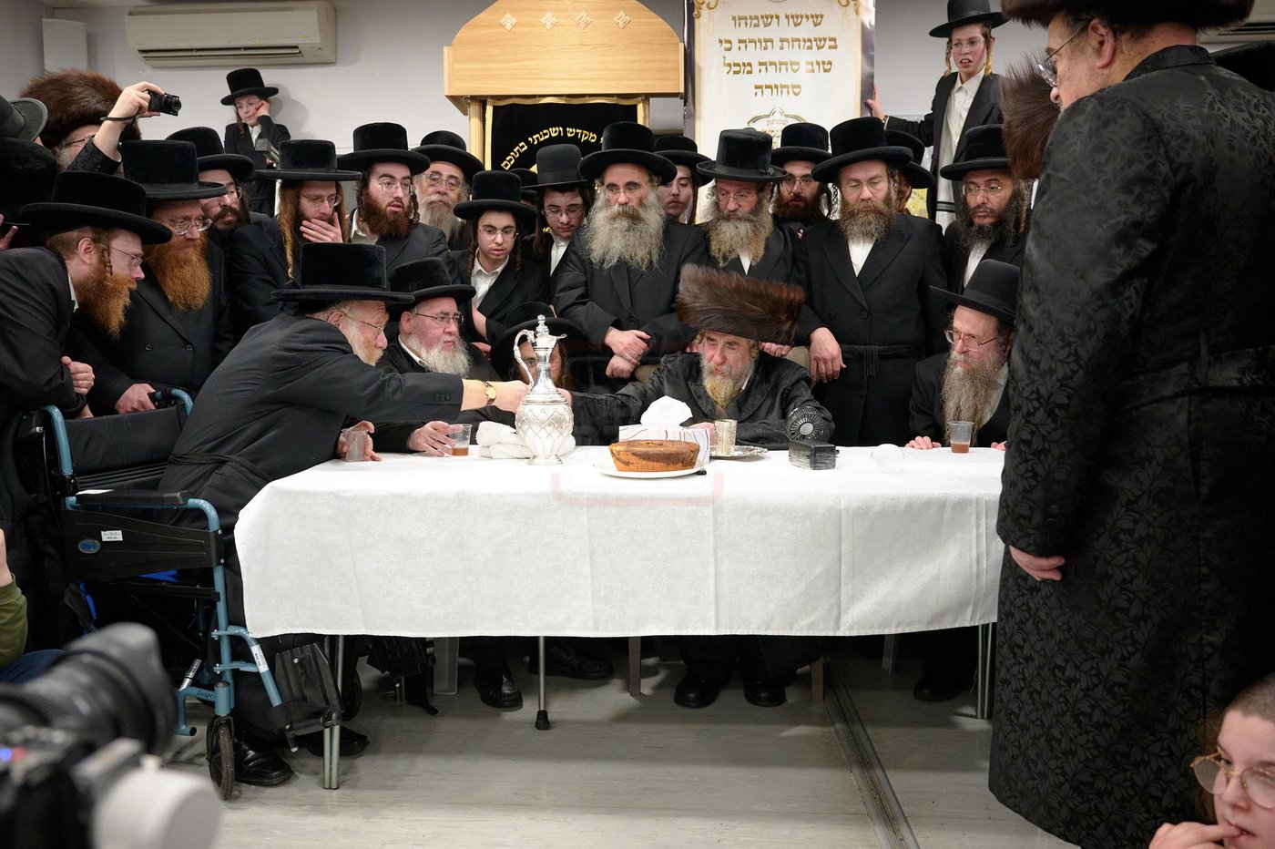 האדמו"ר מרחמסטריווקא בהכנסת ס"ת בלונדון