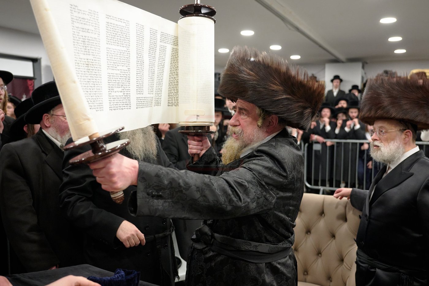 האדמו"ר מרחמסטריווקא בהכנסת ס"ת בלונדון