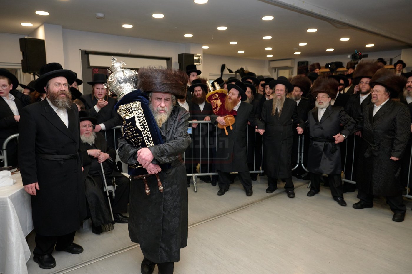 האדמו"ר מרחמסטריווקא בהכנסת ס"ת בלונדון