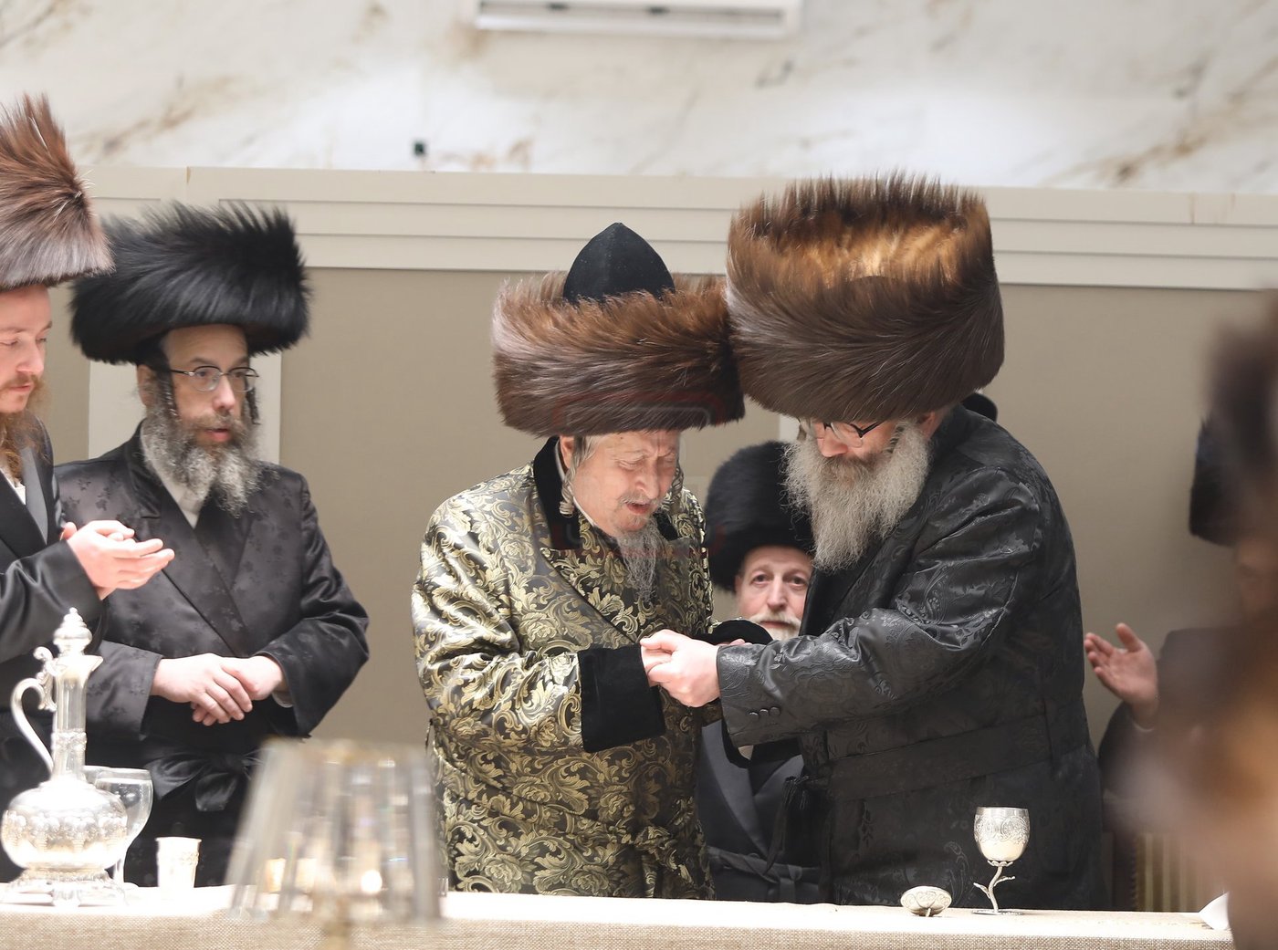 האדמו"ר מויז'ניץ ב"פ בשמחת שבע הברכות בחצה"ק סקאליע