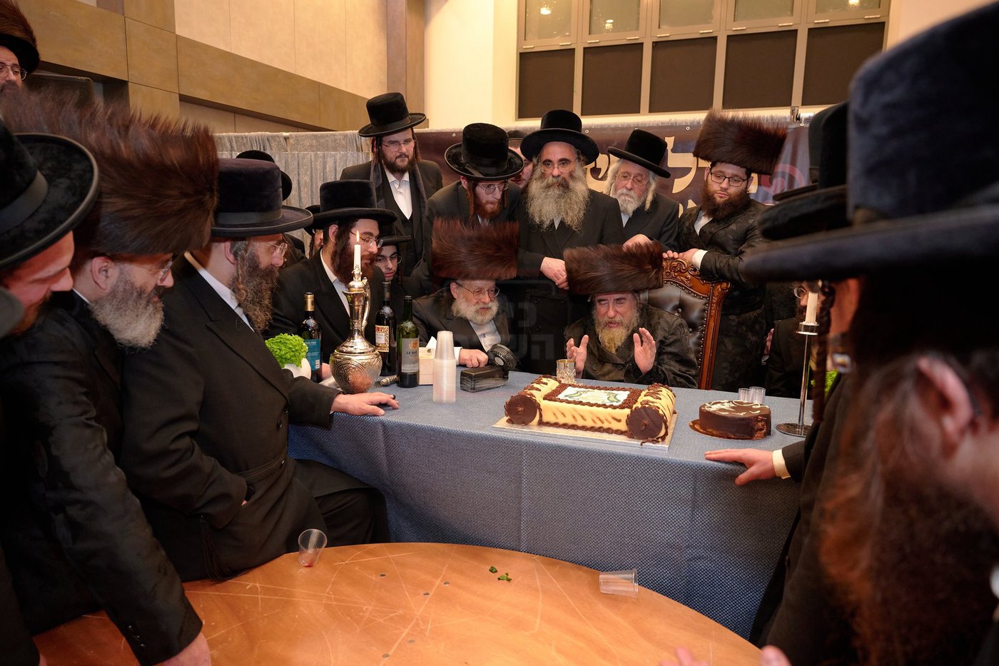 האדמו"ר מרחמסטריווקא בהכנסת ס"ת בלונדון