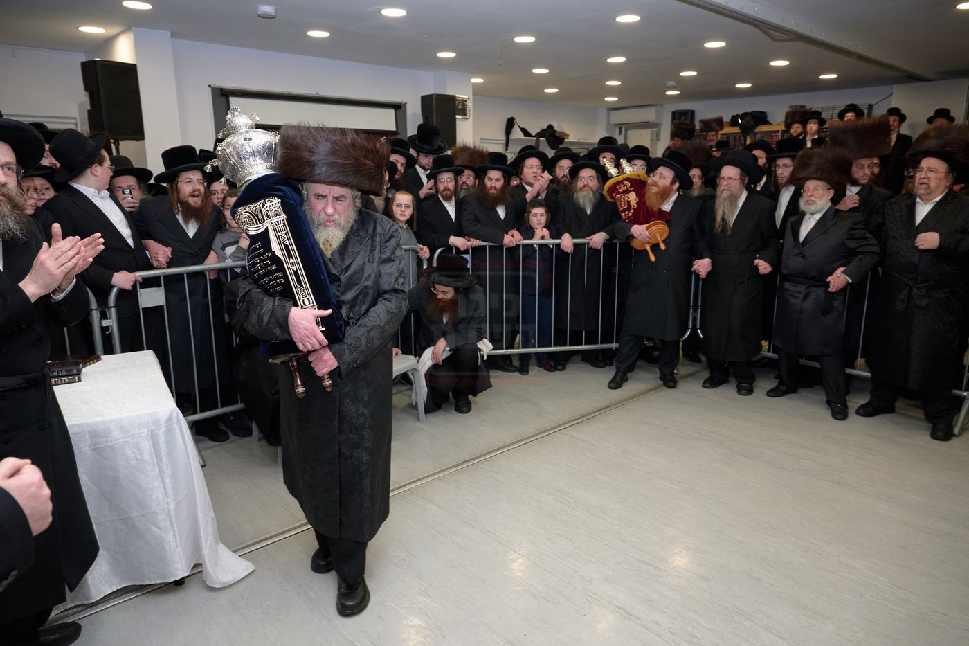 האדמו"ר מרחמסטריווקא בהכנסת ס"ת בלונדון