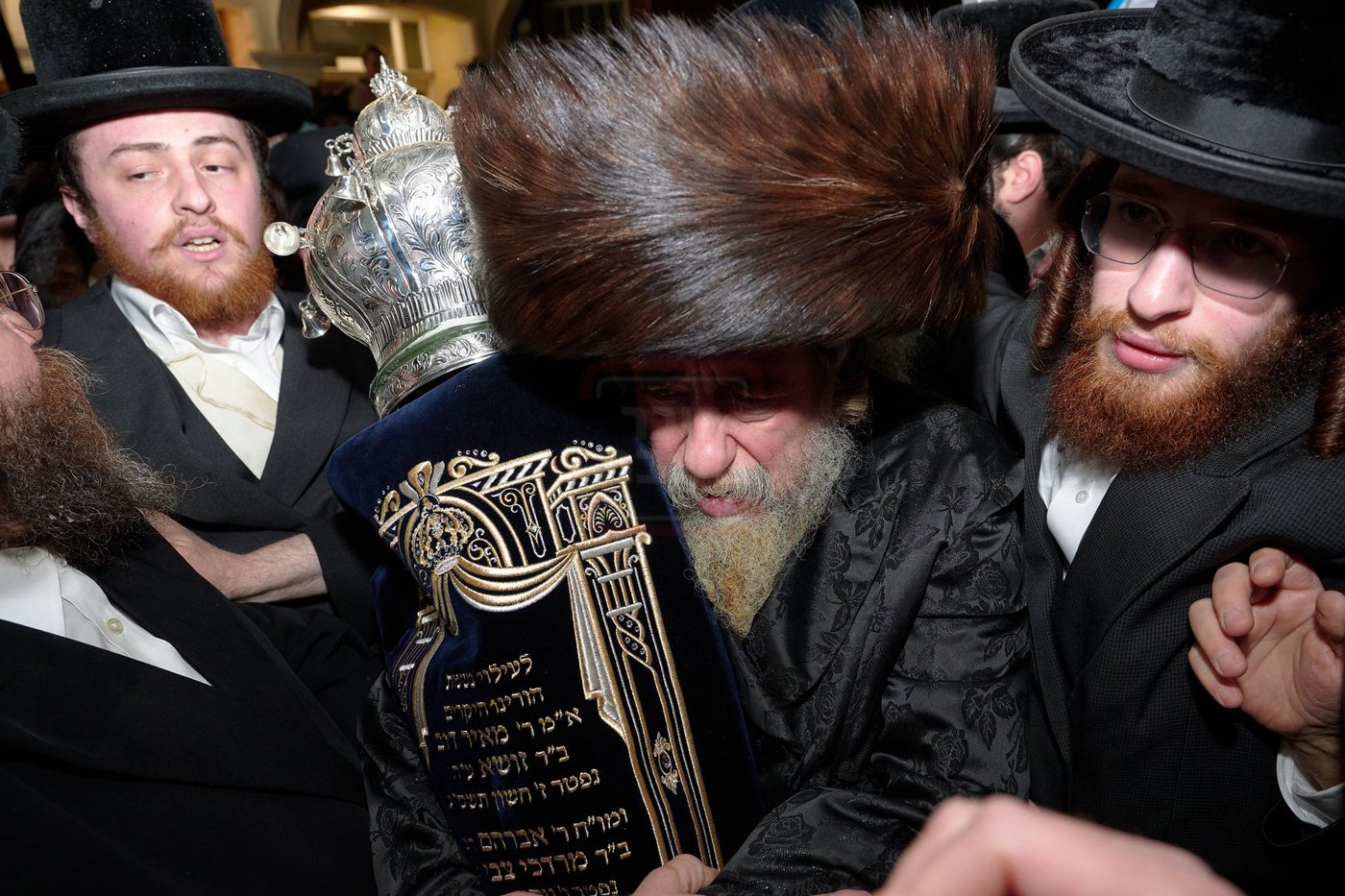 האדמו"ר מרחמסטריווקא בהכנסת ס"ת בלונדון