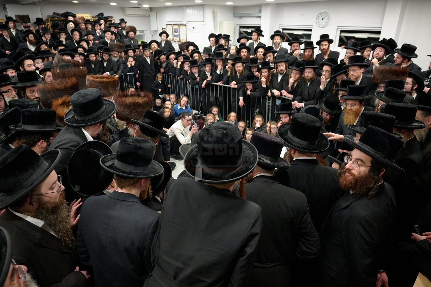 האדמו"ר מרחמסטריווקא בהכנסת ס"ת בלונדון