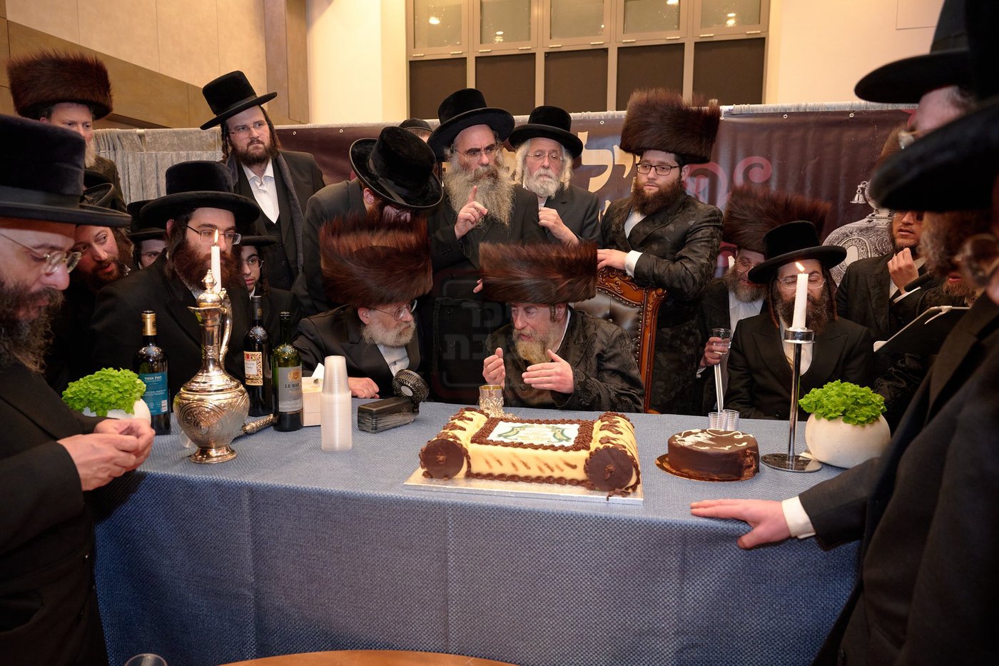 האדמו"ר מרחמסטריווקא בהכנסת ס"ת בלונדון