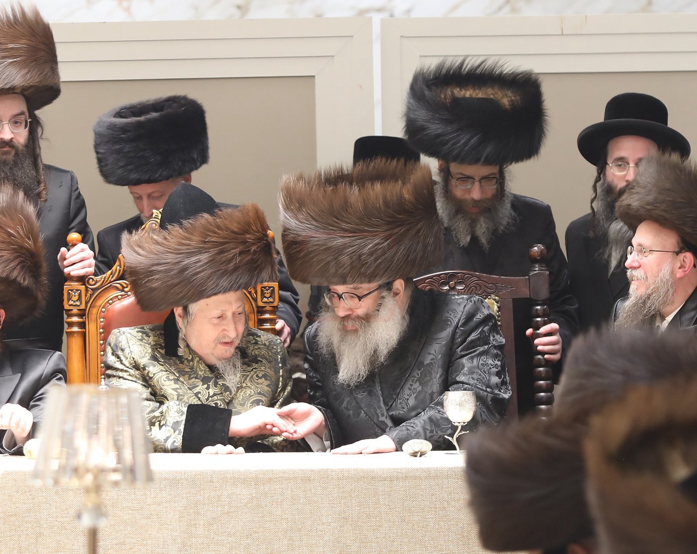 האדמו"ר מויז'ניץ בורו פארק בשמחת שבע הברכות בחצה"ק סקאליע