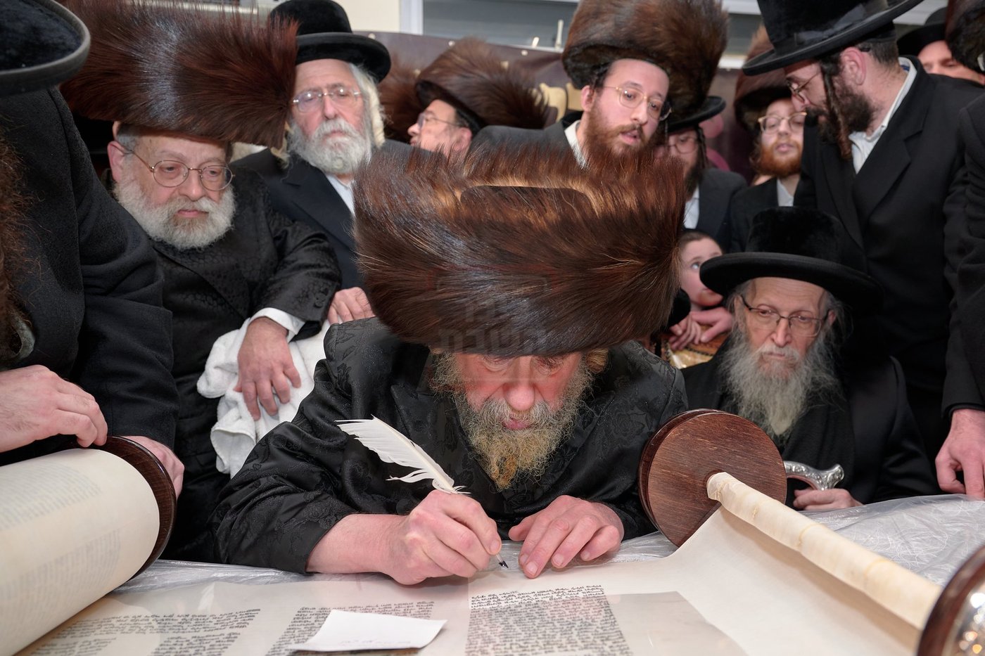 האדמו"ר מרחמסטריווקא בהכנסת ס"ת בלונדון