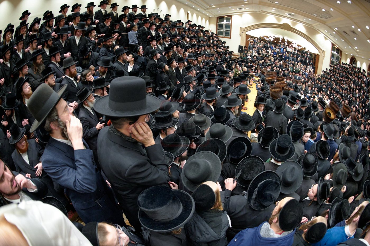 האדמו"ר מרחמסטריווקא בהכנסת ס"ת בלונדון