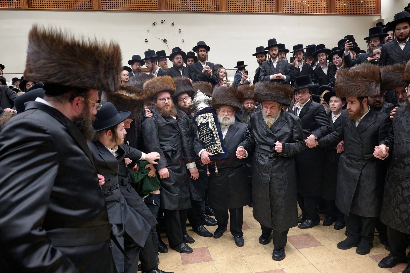 האדמו"ר מרחמסטריווקא בהכנסת ס"ת בלונדון