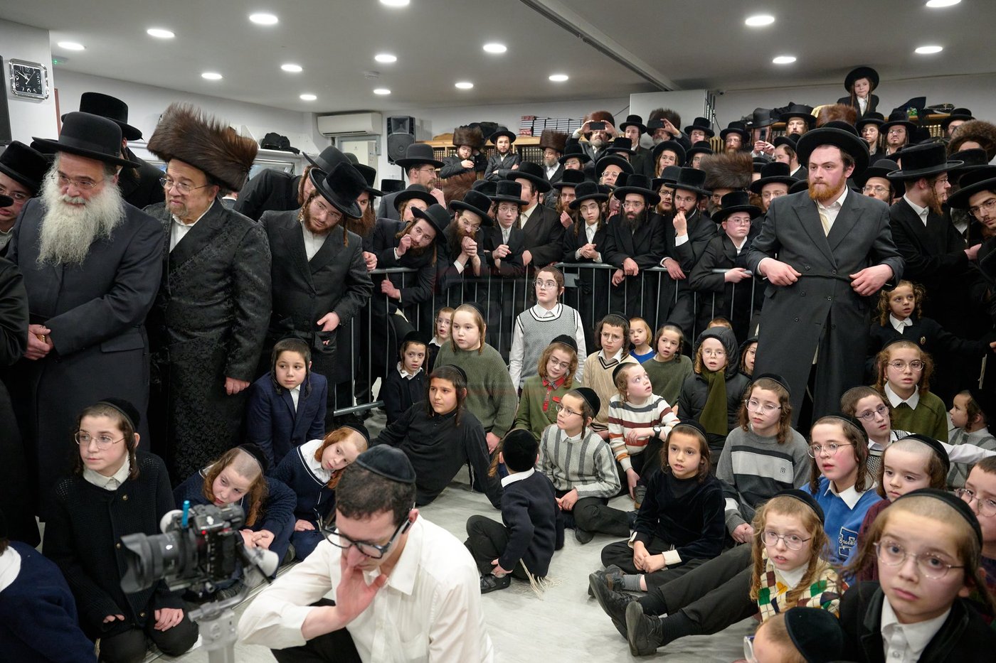 האדמו"ר מרחמסטריווקא בהכנסת ס"ת בלונדון