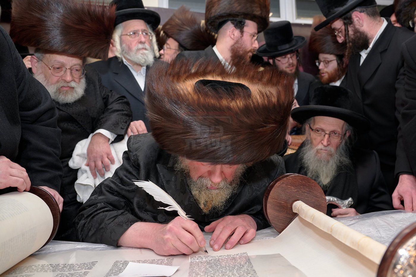 האדמו"ר מרחמסטריווקא בהכנסת ס"ת בלונדון