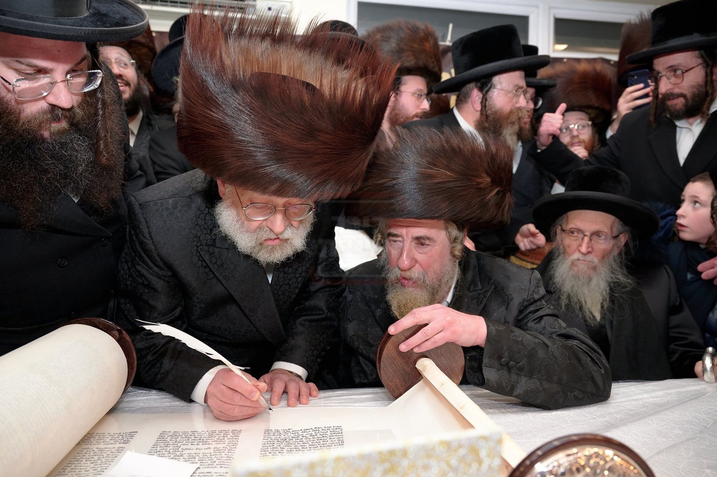 האדמו"ר מרחמסטריווקא בהכנסת ס"ת בלונדון