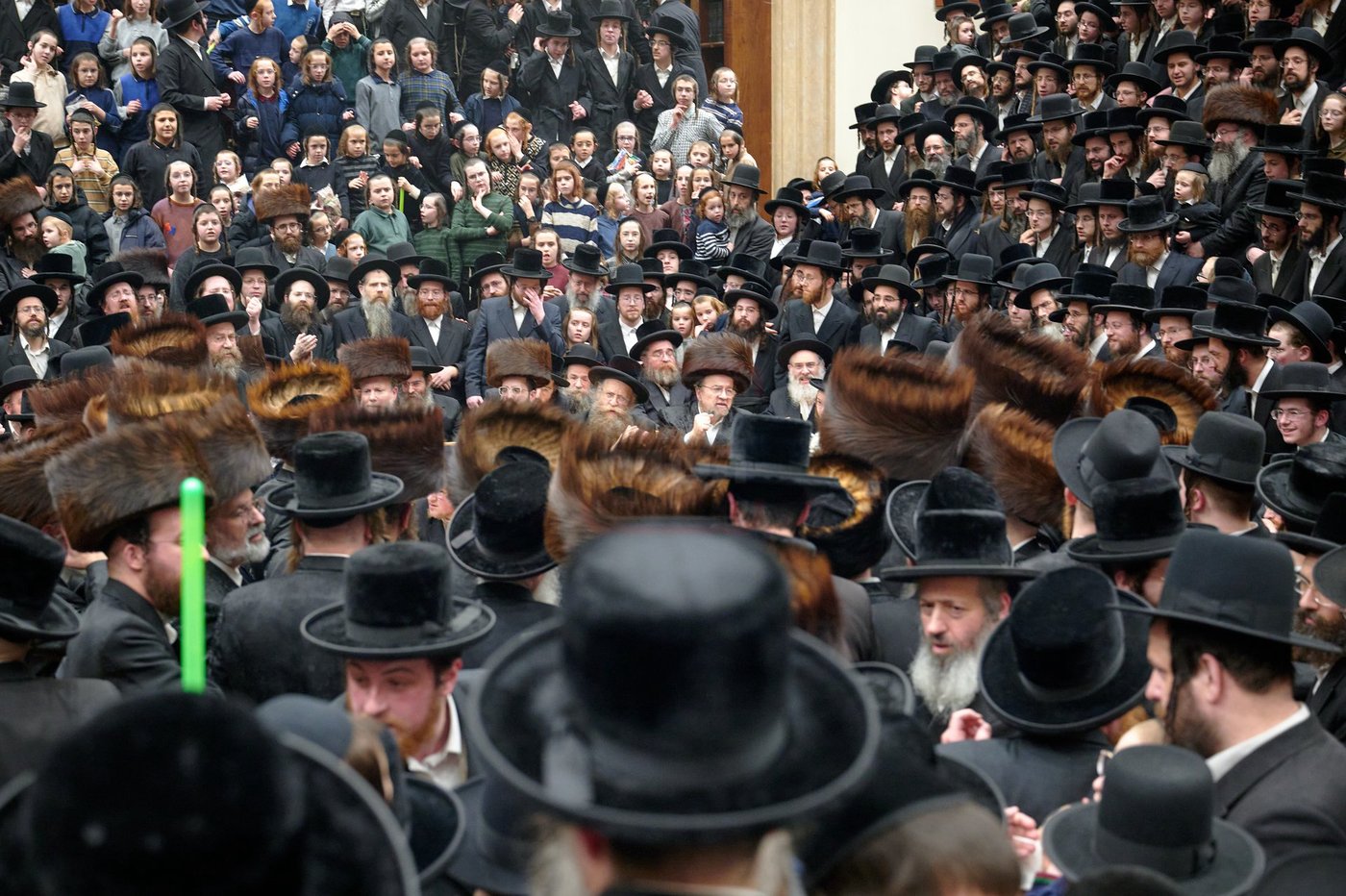 האדמו"ר מרחמסטריווקא בהכנסת ס"ת בלונדון