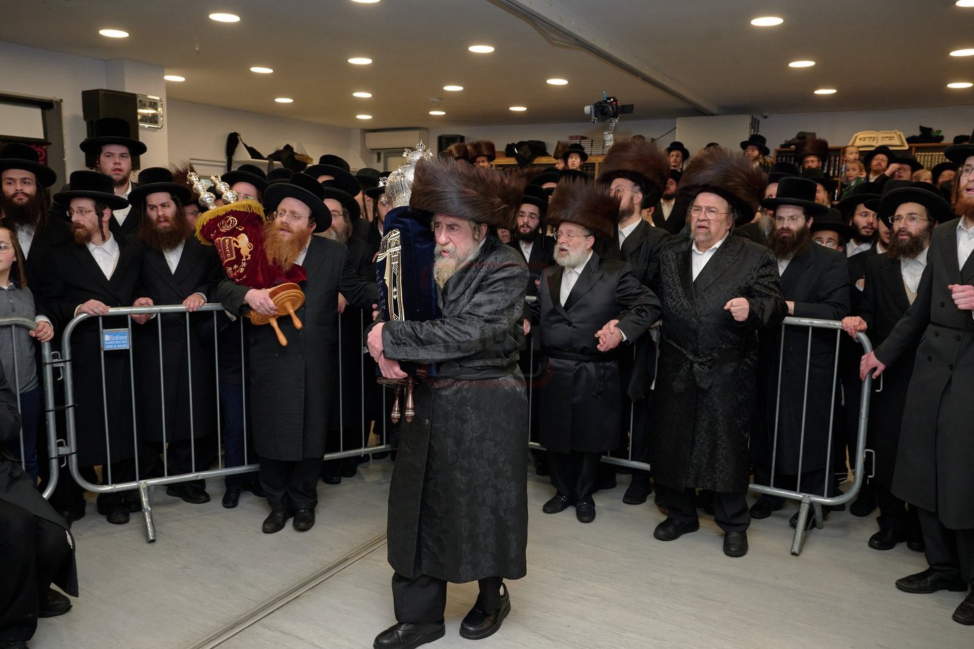 האדמו"ר מרחמסטריווקא בהכנסת ס"ת בלונדון