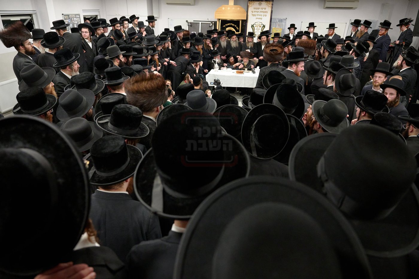 האדמו"ר מרחמסטריווקא בהכנסת ס"ת בלונדון