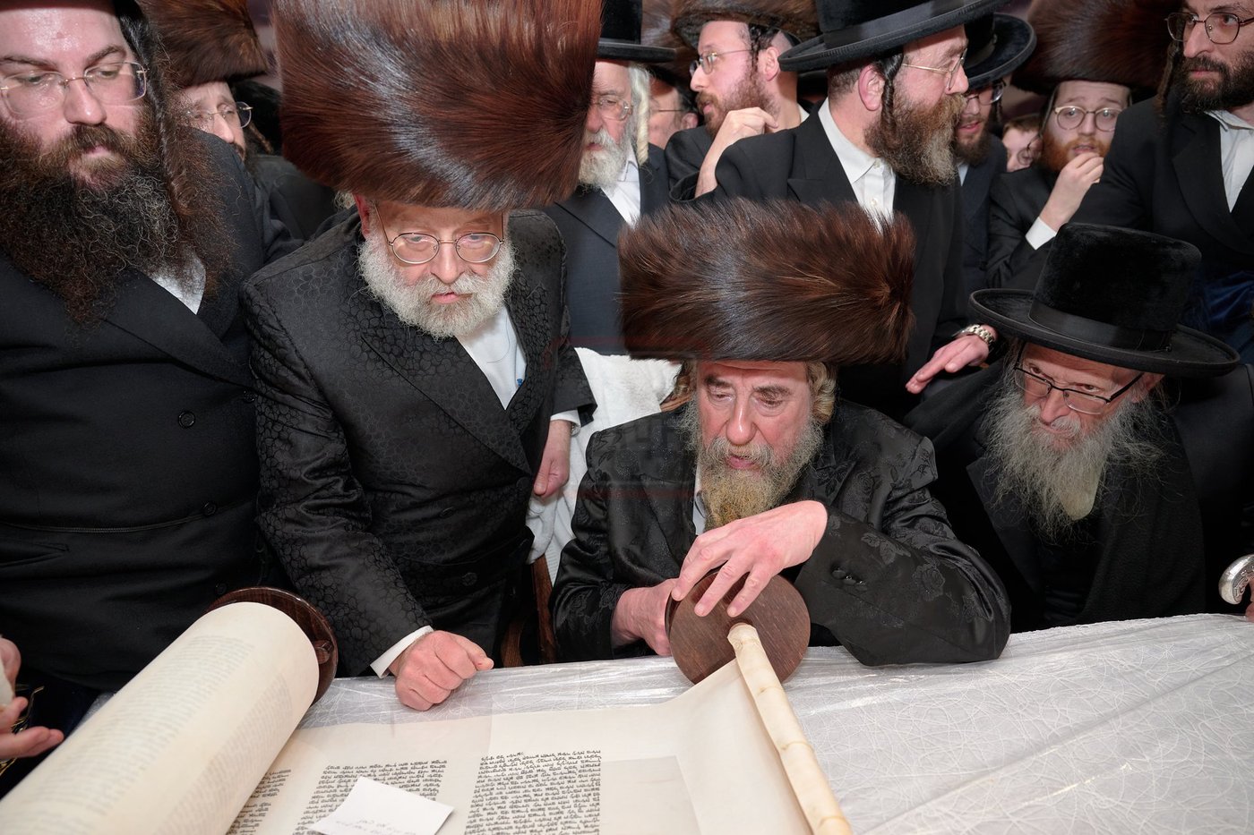 האדמו"ר מרחמסטריווקא בהכנסת ס"ת בלונדון