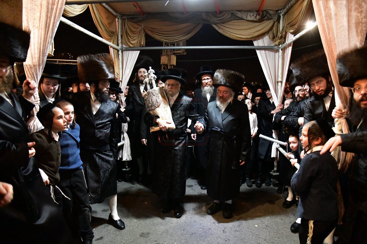 הכנסת ס"ת בסערט ויז'ניץ