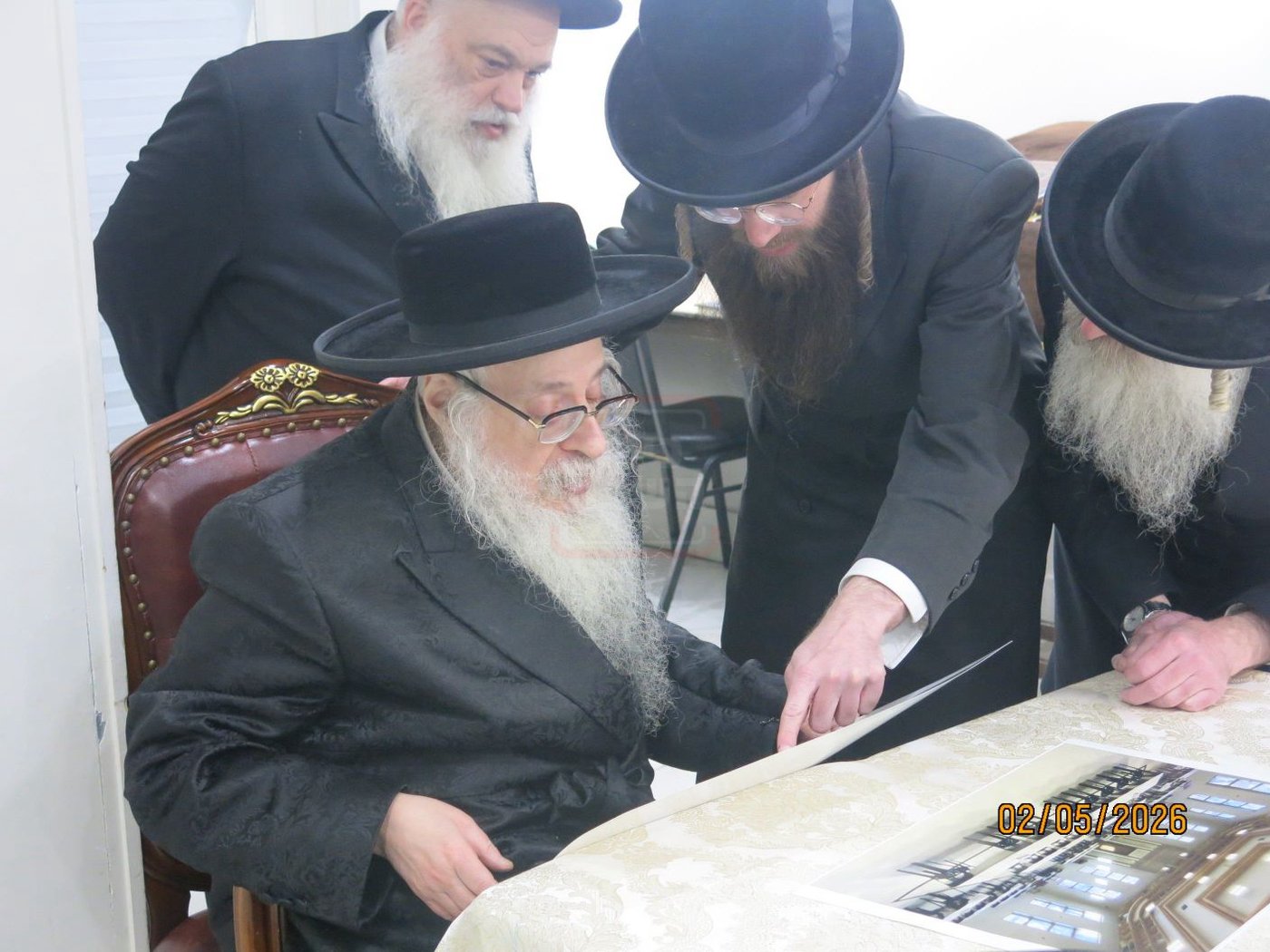 האדמו"ר מצאנז קלויזנבורג עם העסקנים