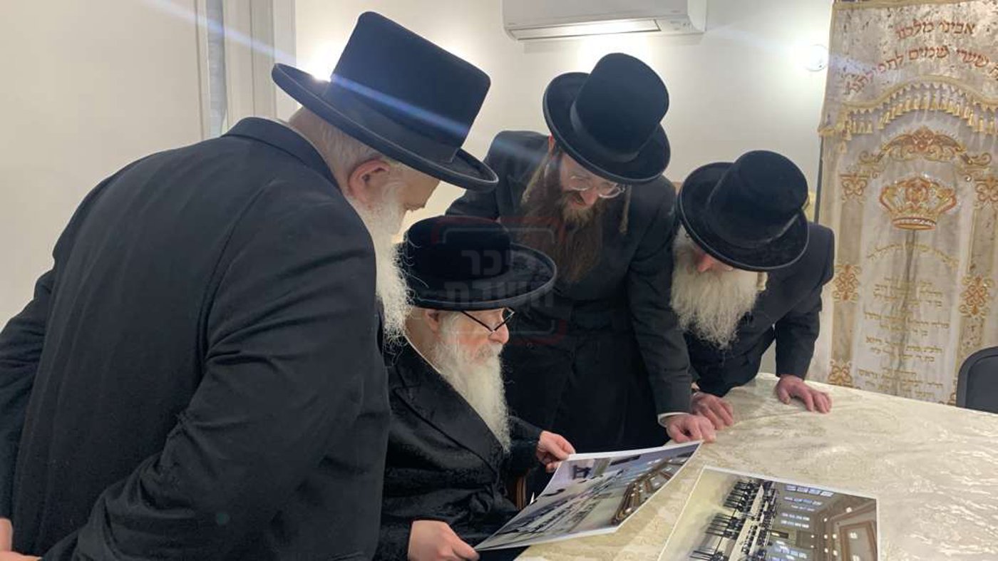 האדמו"ר מצאנז קלויזנבורג עם העסקנים