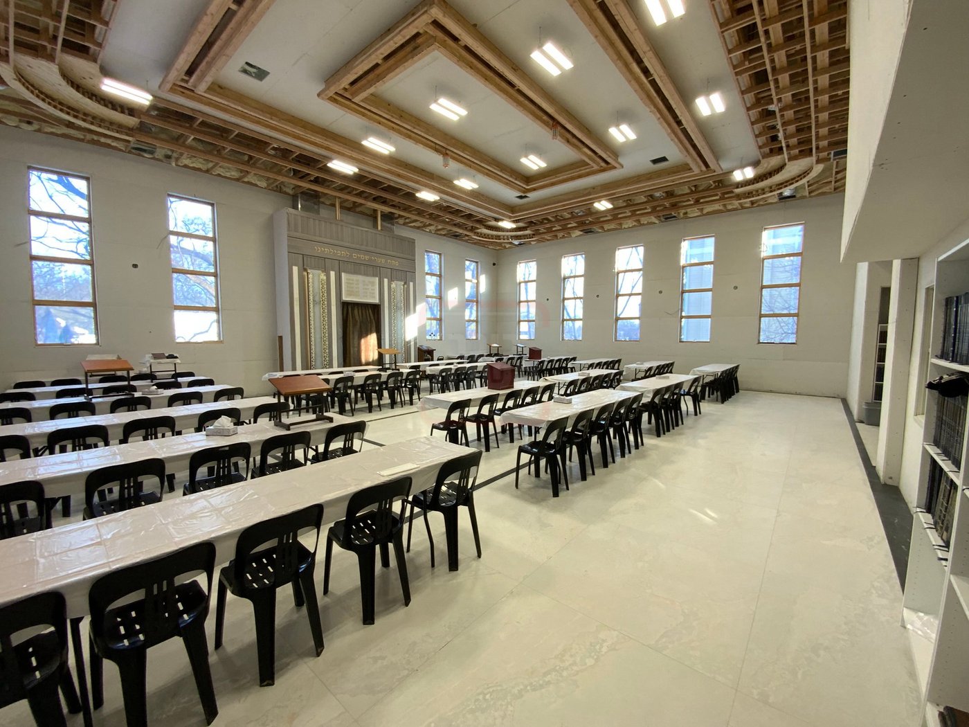 האדמו"ר מצאנז קלויזנבורג עם העסקנים