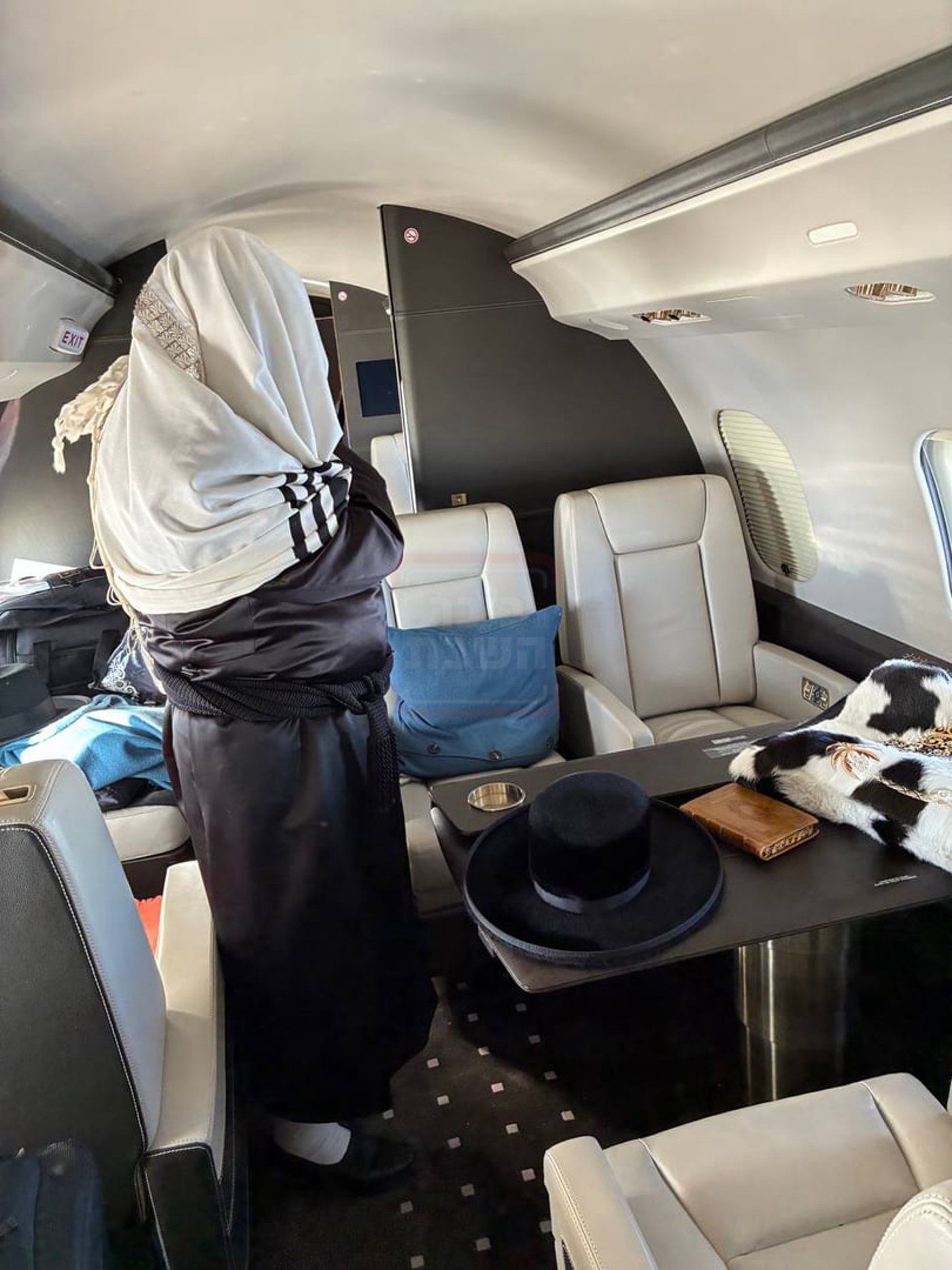 הרבי מסאטמר על המטוס הפרטי בדרך מארה"ב