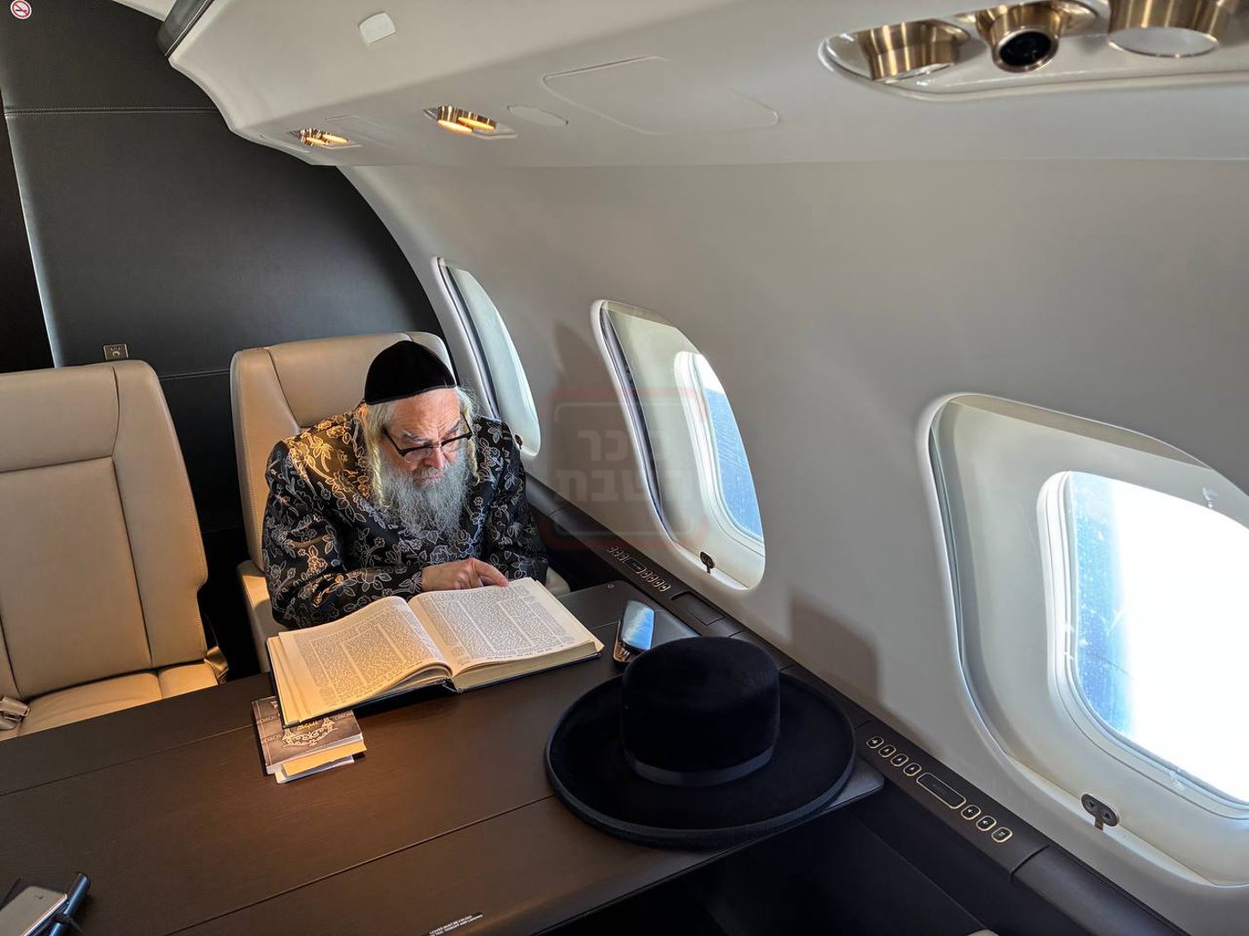 הרבי מסאטמר על המטוס הפרטי בדרך מארה"ב