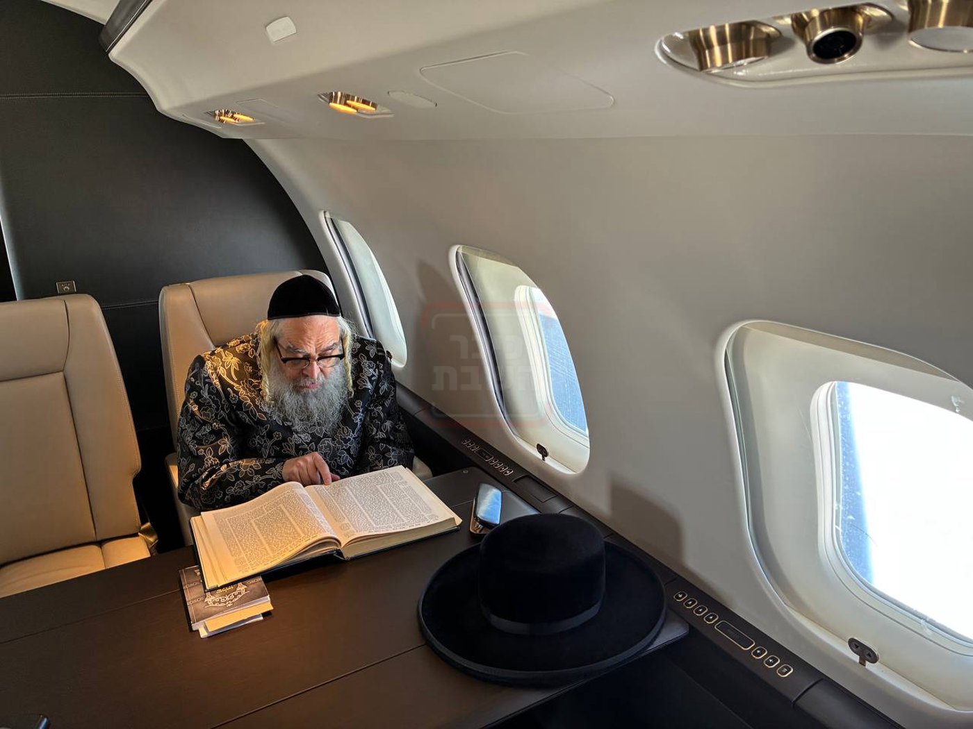 הרבי מסאטמר על המטוס הפרטי בדרך מארה"ב