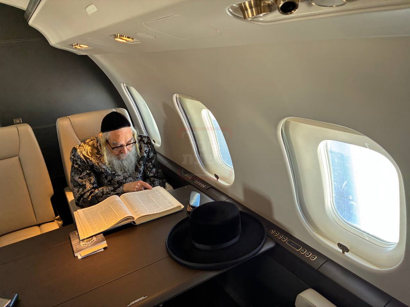 הרבי מסאטמר על המטוס הפרטי בדרך מארה"ב