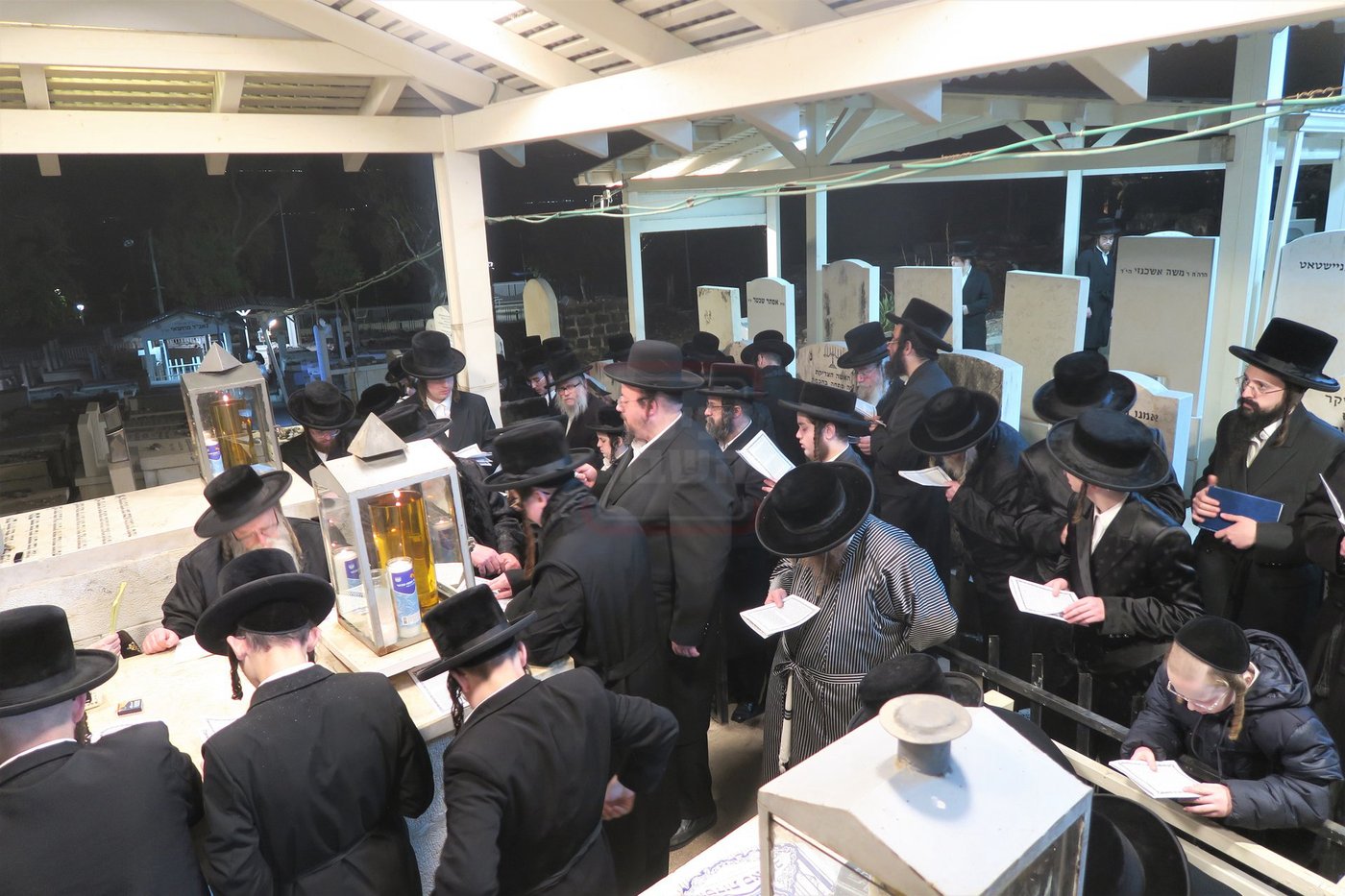 האדמו"ר מסאסוב בתפילה בבית העלמין בטבריה