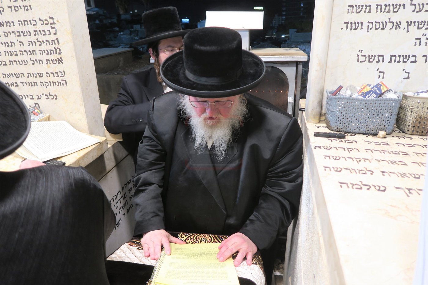 האדמו"ר מסאסוב בתפילה בבית העלמין בטבריה