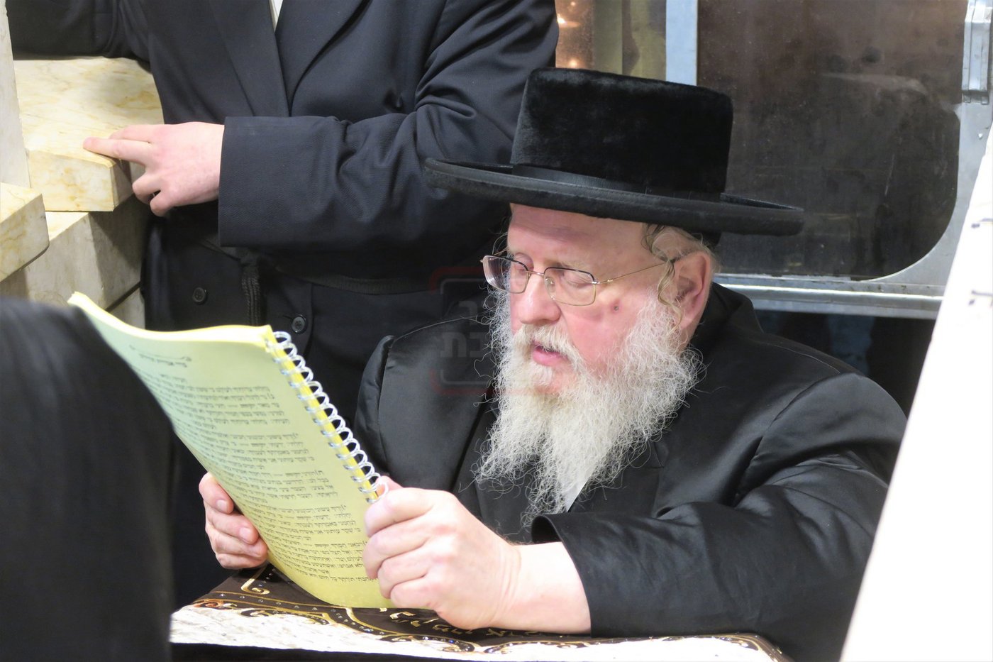 האדמו"ר מסאסוב בתפילה בבית העלמין בטבריה