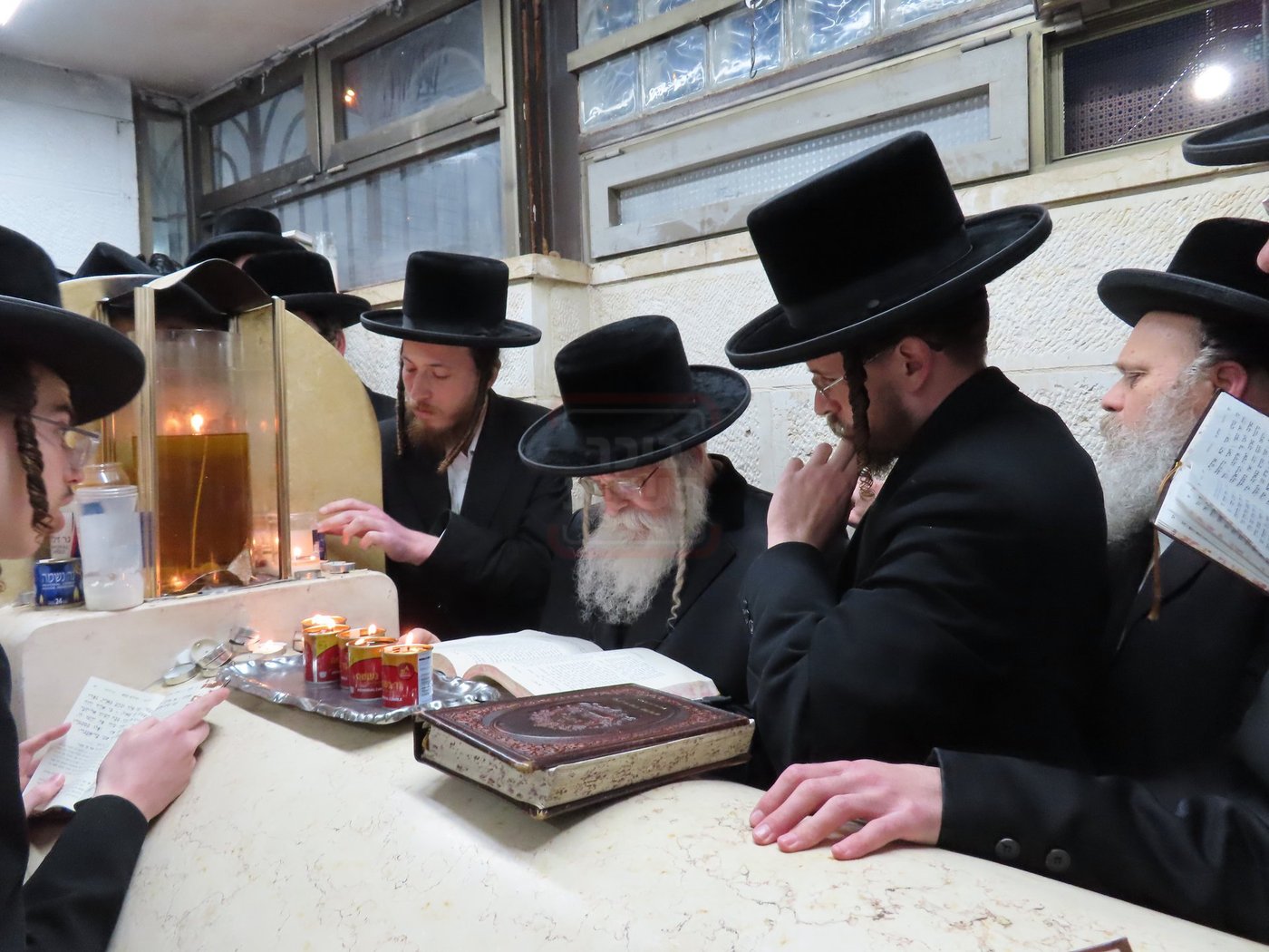 האדמו"ר מנדבורנה ירושלים בעליה לציון אביו זצ"ל