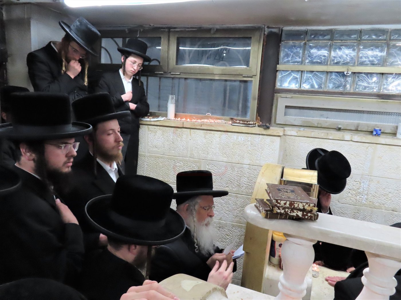 האדמו"ר מנדבורנה ירושלים בעליה לציון אביו זצ"ל