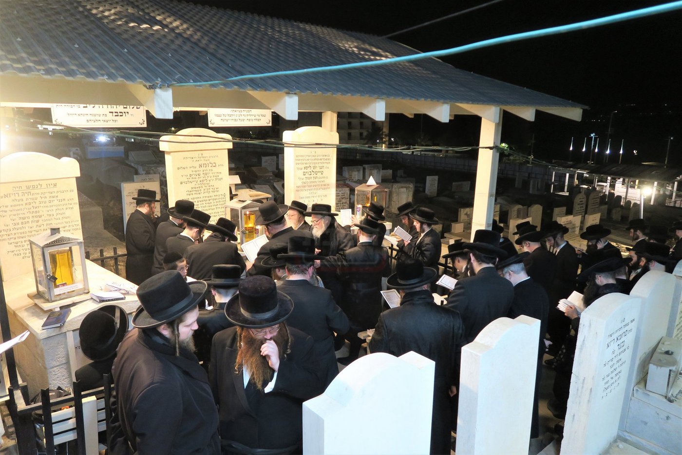 האדמו"ר מסאסוב בתפילה בבית העלמין בטבריה