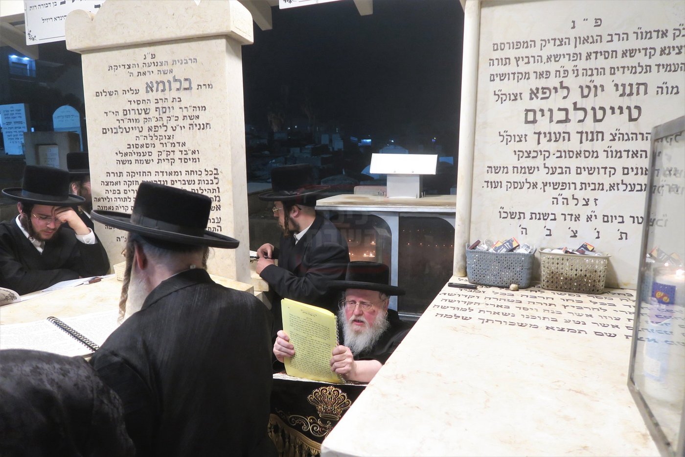 האדמו"ר מסאסוב בתפילה בבית העלמין בטבריה